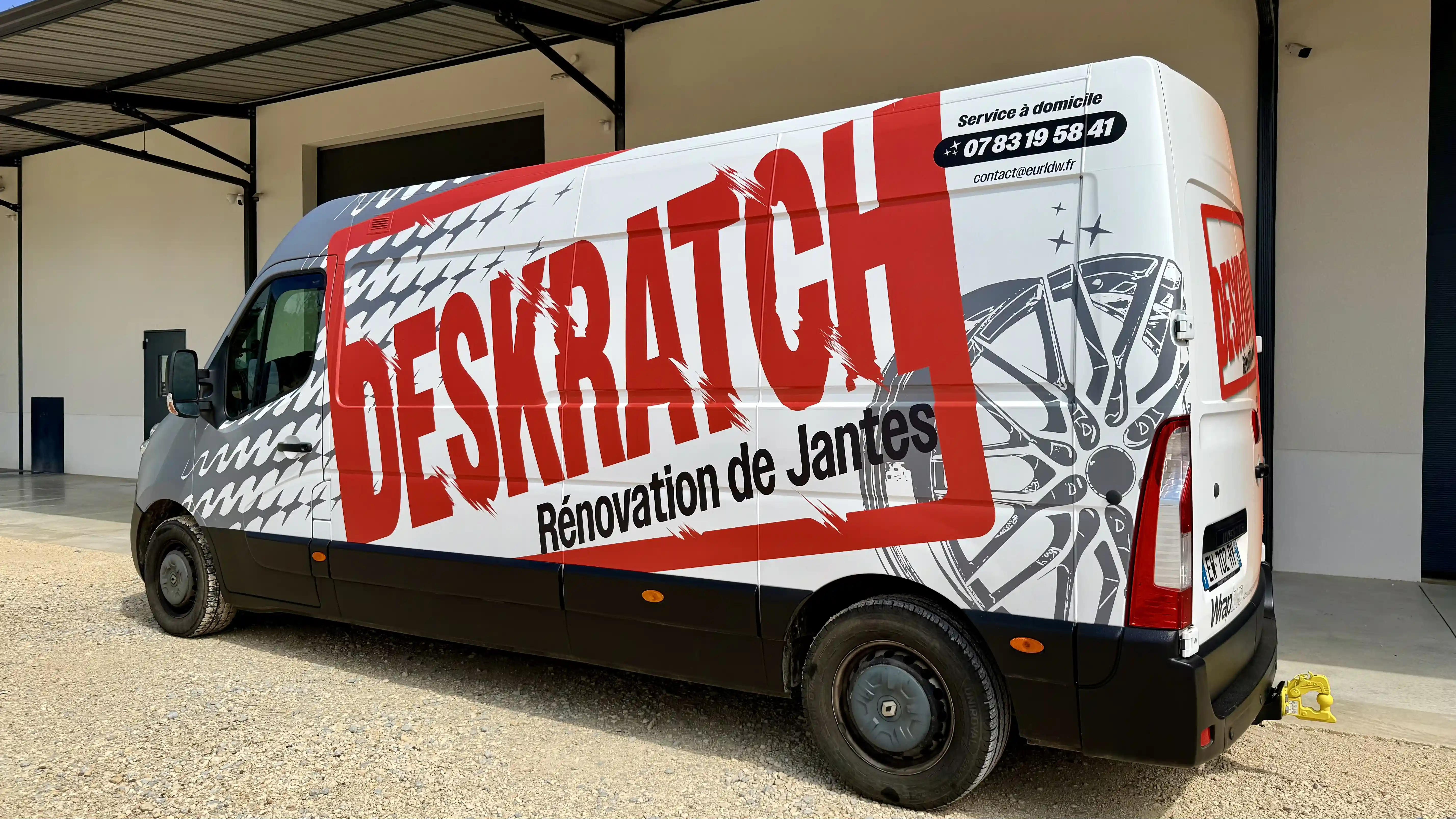 Camion atelier DESKRATCH (EURL D&W) équipé pour la rénovation de jantes à domicile autour de Dijon