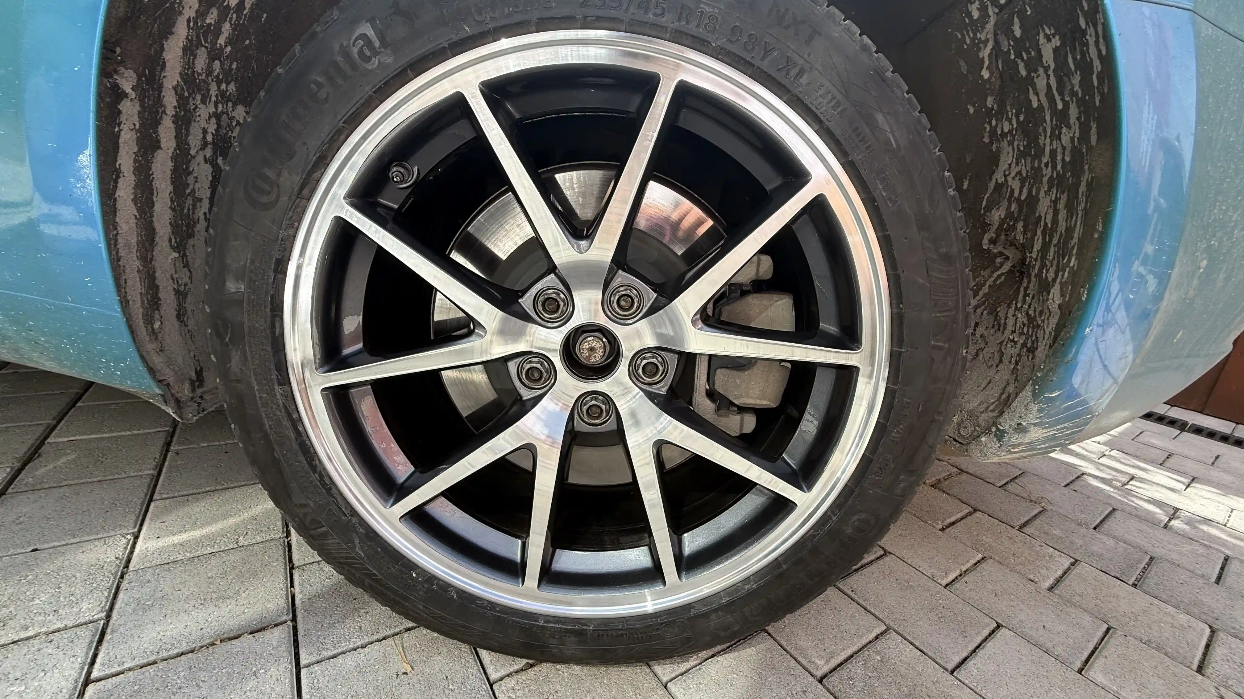 Jante alu de Tesla rayée puis réparée par DESKRATCH, finition diamantée